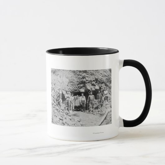 Mug Groupe d'hommes à l'extérieur d'une mine photo (Droite)