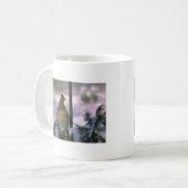 Mug Grouse de Ruffed étée perché dans l'arbre neigeux (Devant gauche)