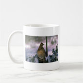 Mug Grouse de Ruffed étée perché dans l'arbre neigeux (Gauche)