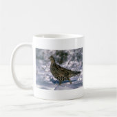 Mug Grouse de Ruffed se tenant en bois neigeux (Gauche)