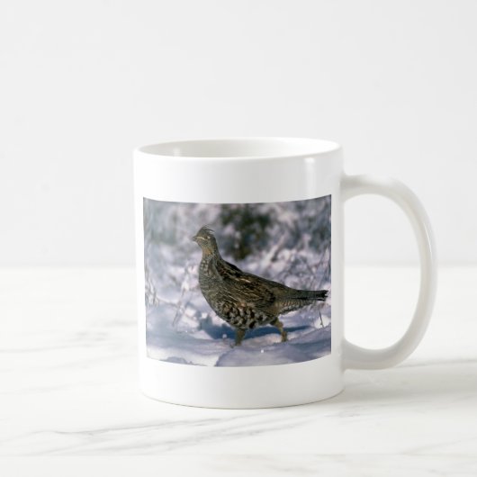 Mug Grouse de Ruffed se tenant en bois neigeux (Droite)