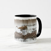 Mug Grue de Sandhill chassant des mouettes (Devant droit)