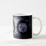 Mug Grunge Chanukah Menorah<br><div class="desc">Grunge design avec menorah et une étoile de David. Quelques pinceaux numériques utilisés dans cette oeuvre ont été fournis avec la permission de Obsidian Dawn : www.obsidiandawn.com.</div>