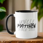 Mug Grunge noir et blanc moderne pour l'oncle Cool<br><div class="desc">Ce design grandiose et moderne est composé de la typographie de san serif.</div>