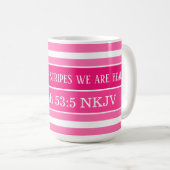 Mug Guérir Bible Verse rose et blanc strié initial (Devant droit)
