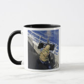 Mug Gunners Mate tirant une mitrailleuse de calibre 50 (Gauche)