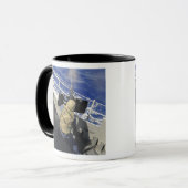 Mug Gunners Mate tirant une mitrailleuse de calibre 50 (Devant gauche)