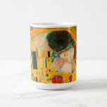 Mug Gustav Klimt Le Baiser<br><div class="desc">Mug de café avec peinture à l’huile de Gustav Klimt avec feuille d’or The Kiss (1908). Un homme et une femme,  aux couleurs dorées brillantes,  embrassent et embrassent avec amour dans un champ de fleurs. Un grand cadeau pour les amateurs d'art Art Nouveau et autrichien.</div>
