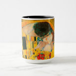 Mug Gustav Klimt Le Baiser<br><div class="desc">Mug de café avec peinture à l’huile de Gustav Klimt avec feuille d’or The Kiss (1908). Un homme et une femme,  aux couleurs dorées brillantes,  embrassent et embrassent avec amour dans un champ de fleurs. Un grand cadeau pour les amateurs d'art Art Nouveau et autrichien.</div>