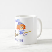 Mug Halloween Amusant Violet Sorcière Volant Broom Nom (Devant droit)