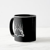 Mug Halloween classique à la main de squelette (Devant gauche)