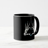 Mug Halloween classique à la main de squelette (Devant droit)