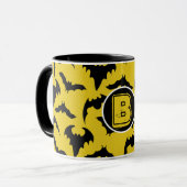 Mug Halloween des chauves-souris jaunes et noires (Devant gauche)