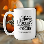 Mug Halloween Hocus Pocus<br><div class="desc">"Hocus pocus,  j'ai besoin de vin pour me concentrer (ou café fort)" disant imprimé sur une tasse de café,  amusant pour Halloween pour les femmes ou les hommes.</div>