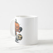 Mug Halloween Scary Pumpkin Showing Soccer Skills Spoo (Devant gauche)