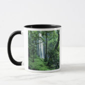 Mug Hanakapiai tombe le long de la côte de Na Pali, à  (Gauche)