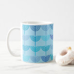 Mug Hanoukka Chanukah Chanukkiah Menorah Motif Blue<br><div class="desc">Hanoukka Chanukah Chanukkiah Menorah Motif en bleu. Joli design juif géométrique minimaliste pour la fête juive des lumières.</div>