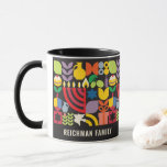 Mug Hanoukka Chanukah Menorah Personnalisé<br><div class="desc">Hanoukka / Chanukah Colorful Moderne Motif Mug avec Menorah, Dreidel, Donuts, Stars & Huile d'olive. Symboles d'Hanoukka hébreu et juif Espace pour ajouter votre texte personnalisé. Heureux souhaits d'Hanoukka. Ce beau, haut de gamme, look, est un grand cadeau pour souhaiter à vos amis, à votre famille et à vos clients,...</div>