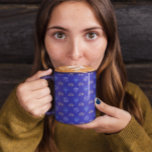 Mug Hanoukka Gold Dreidel Star de David Menorah Blue<br><div class="desc">Célébrez l'Hanoukka dans le style avec cette belle tasse avec un design festif de l'or Dreidel, Star of David, et Menorah sur un arrière - plan bleu apaisant. Sirotez vos boissons de vacances préférées avec une touche d'élégance et de tradition. Que ce soit pour vous-même ou pour un cadeau réfléchi,...</div>
