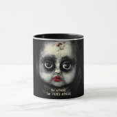 Mug Hantée de poupée déplaisante horreur d'Halloween (Centre)