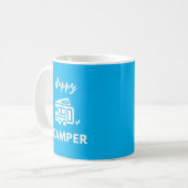 Mug Happy Camper en blanc avec Arrière - plan bleu (Devant gauche)