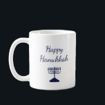 Mug Happy Hanoukka Simple Blue Menorah<br><div class="desc">Happy Hanoukka tasse à café,  avec une simple menorah bleue et la conception typographique script. Avec des lettres personnalisables en blanc,  vous pouvez ajouter votre propre texte. Une façon festive de déguster votre boisson chaude préférée.</div>