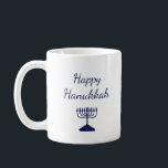Mug Happy Hanoukka Simple Blue Menorah<br><div class="desc">Happy Hanoukka tasse à café, avec une simple menorah bleue et la conception typographique script. Avec des lettres personnalisables en blanc, vous pouvez ajouter votre propre texte. Une façon festive de déguster votre boisson chaude préférée.</div>