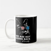 Mug Harris Waltz Nous Ne Retournons Pas Kamala Harris  (Gauche)