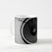Mug Haut-parleur de musique sur un mur fissuré (Devant gauche)