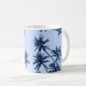 Mug Hauts palmiers, ciel bleu clair. (Devant droit)