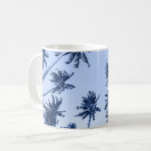Mug Hauts palmiers, ciel bleu clair. (Devant gauche)