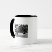 Mug Hawaii - Des garçons de la marine attendent un bus (Devant gauche)