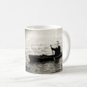 Mug Hayek dans un kayak (Devant droit)