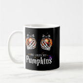 Mug He Likes My Pumpkins Skeleton Hand Halloween Coupl (Gauche)