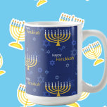 Mug Heureux Hanoukka Menorah<br><div class="desc">.Célébrez huit jours et huit nuits du Festival des lumières avec des cartes Hanoukka et des cadeaux. La fête des lumières est ici. Allumez la menorah, jouez avec le dreidel et festoyez sur les latkes et les sufganiyots. Célébrez l'esprit d'Hanoukka avec vos amis, votre famille et vos proches en leur...</div>