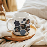 Mug Hexagon géométrique | Fête des pères photo moderne<br><div class="desc">4 photo collage encadré dans une forme moderne et tendance nid d'abeilles et contraste blues avec votre choix de personnalisation. Personnalisez avec votre message personnalisé en lettres blanches. Toutes les couleurs peuvent être modifiées. Ce sont des cadeaux qui sont parfaits pour n'importe quel père. Un cadeau qu'il chérira pour toute...</div>