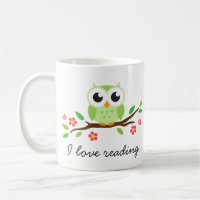 Hibou vert mignon sur la lecture florale d'amour