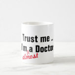 Mug Hip trust me je suis presque docteur pun médical d<br><div class="desc">hip trust me je suis presque un médecin pun médical drôle café mugtrust me je suis presque un médecin pun médical drôle. drôle docteur pun thé de thé de café design. blague docteur t-shirt design chemise design style ajustement. drôle design branché de hanche pour rire amusant et humour amical. diplôme,...</div>