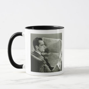 Mug Homme d'affaires lisant le journal