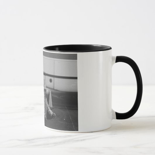 Mug Homme dans un trou d'homme (Droite)