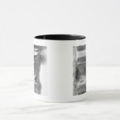 Mug Homme debout sous la chute de Spearfish Photograph (Centre)