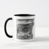 Mug Homme debout sous la chute de Spearfish Photograph (Gauche)