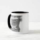 Mug Homme debout sous la chute de Spearfish Photograph (Devant gauche)