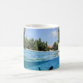 Mug Homme en piscine le matin (Centre)