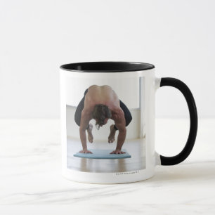Mug Homme faisant la séance d'entraînement sur le