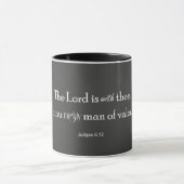 Mug Homme puissant de la vaillance Bible Verse (Centre)