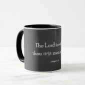 Mug Homme puissant de la vaillance Bible Verse (Devant gauche)