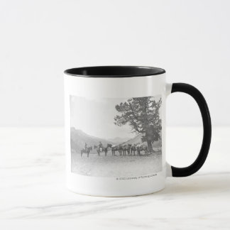 Mug Hommes avec chevaux de bât regardant au-dessus