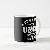 Mug Hommes promus à l'oncle de nouveau 2023 Grossesse (Devant droit)