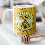 Mug Honeybee Bumblebee Queen Bee Jolie | Personnalisé<br><div class="desc">Cette tasse d'abeille super sucrée a une image originale dessinée à la main d'une abeille jaune et noire sur un arrière - plan rayé. Il a des ailes bleu-blanc dorées qui sont étalées comme si elles étaient prêtes à voler. Derrière, les abeilles bourdonnent sur la ruche du nid d'abeille. Cette...</div>